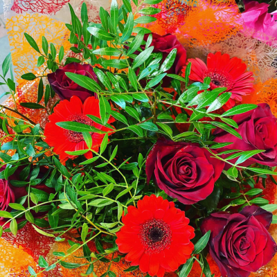 Passionate Reds Bouquet - A bold and passionate arrangement, focusing on rich reds, perfect for a dramatic and romantic gesture.