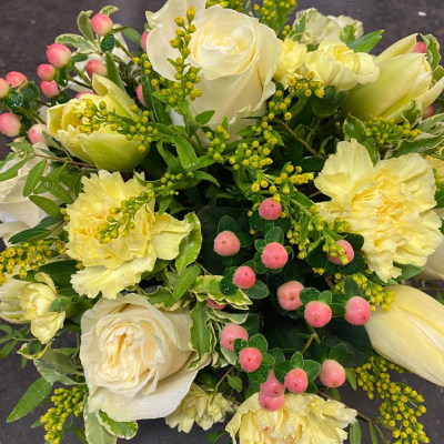 Soft Creams Bouquet - A subtle and elegant bouquet in soft cream tones, ideal for a refined and understated expression of affection.