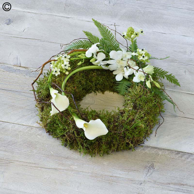 Eco-friendly White Calla Wreath - Made using a wire and moss base (with no floral foam) this calla lily wreath isn't just beautiful, it's eco-friendly.

Approximate Product Dimensions:
Width: 36cm, Height: 12cm.